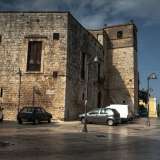 Il castello si trova nel centro storico di Loseto, in piazza Guido De Ruggiero, largo un tempo occupato dal fossato del maniero